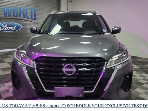 Used 2024 Nissan Kicks SV image 3
