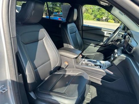 Used 2020 Ford Explorer XLT w/ Equipment Group 202A AWD/4WD image 13