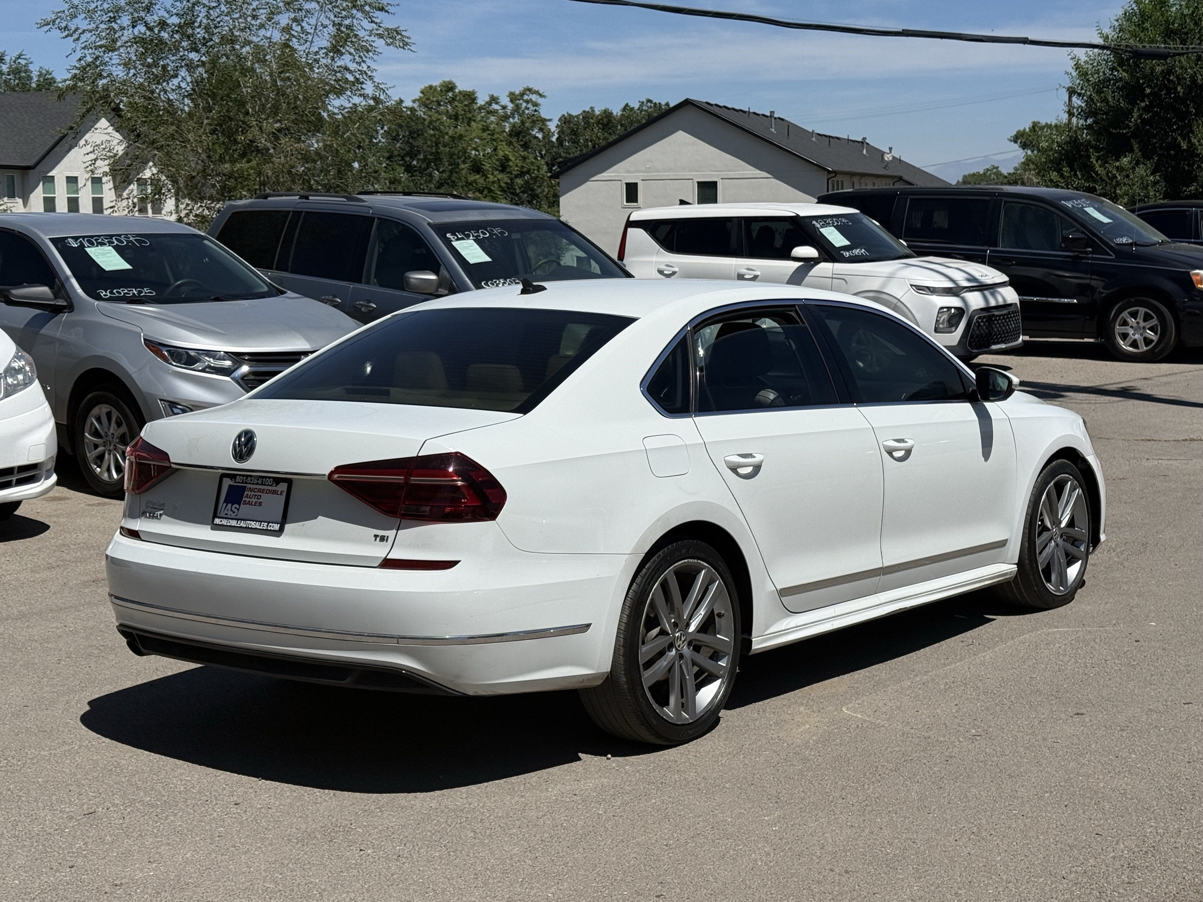 Used 2017 Volkswagen Passat 1.8T R-Line w/ R-Line Lighting Package FWD image 4