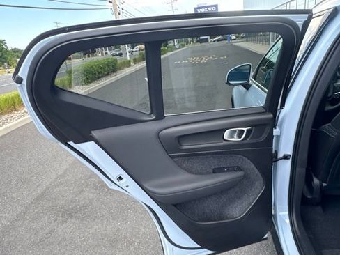 Certified 2025 Volvo XC40 B5 Core AWD/4WD image 14