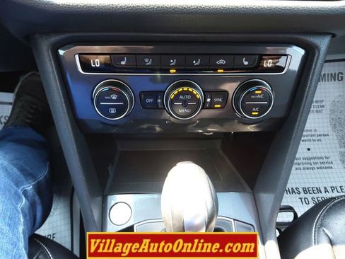 Used 2021 Volkswagen Tiguan SE image 45