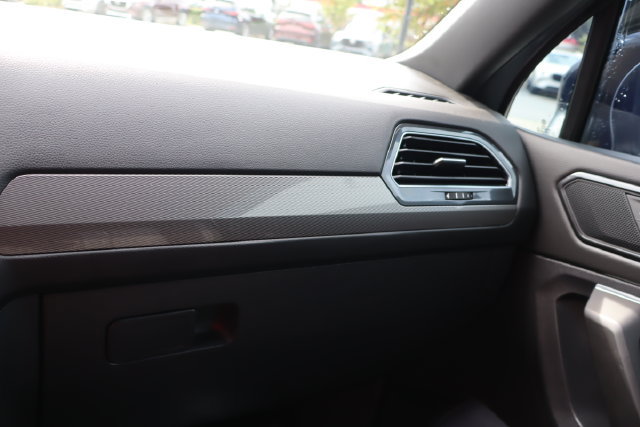 Used 2022 Volkswagen Tiguan SE R-Line FWD image 33