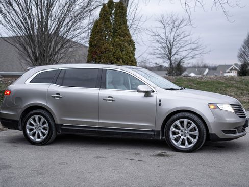 Used 2018 Lincoln MKT AWD image 4