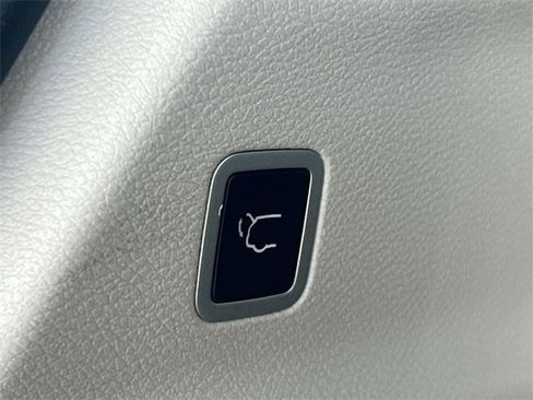 Used 2024 Chrysler Pacifica Touring-L image 13