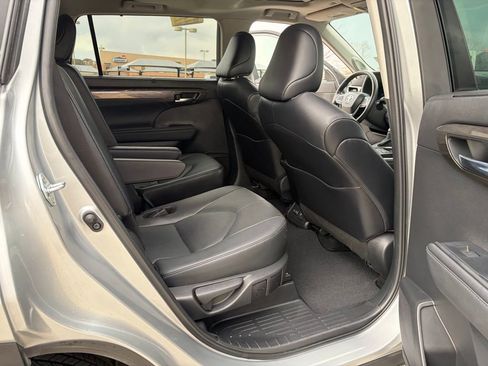 Used 2024 Toyota Highlander Limited AWD/4WD image 17