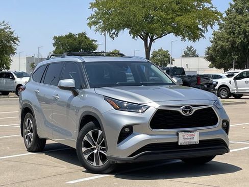 Certified 2021 Toyota Highlander XLE FWD image 2