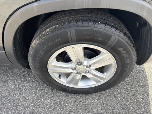 Used 2019 Chevrolet Trax LT w/ Sun & Sound Package FWD image 28