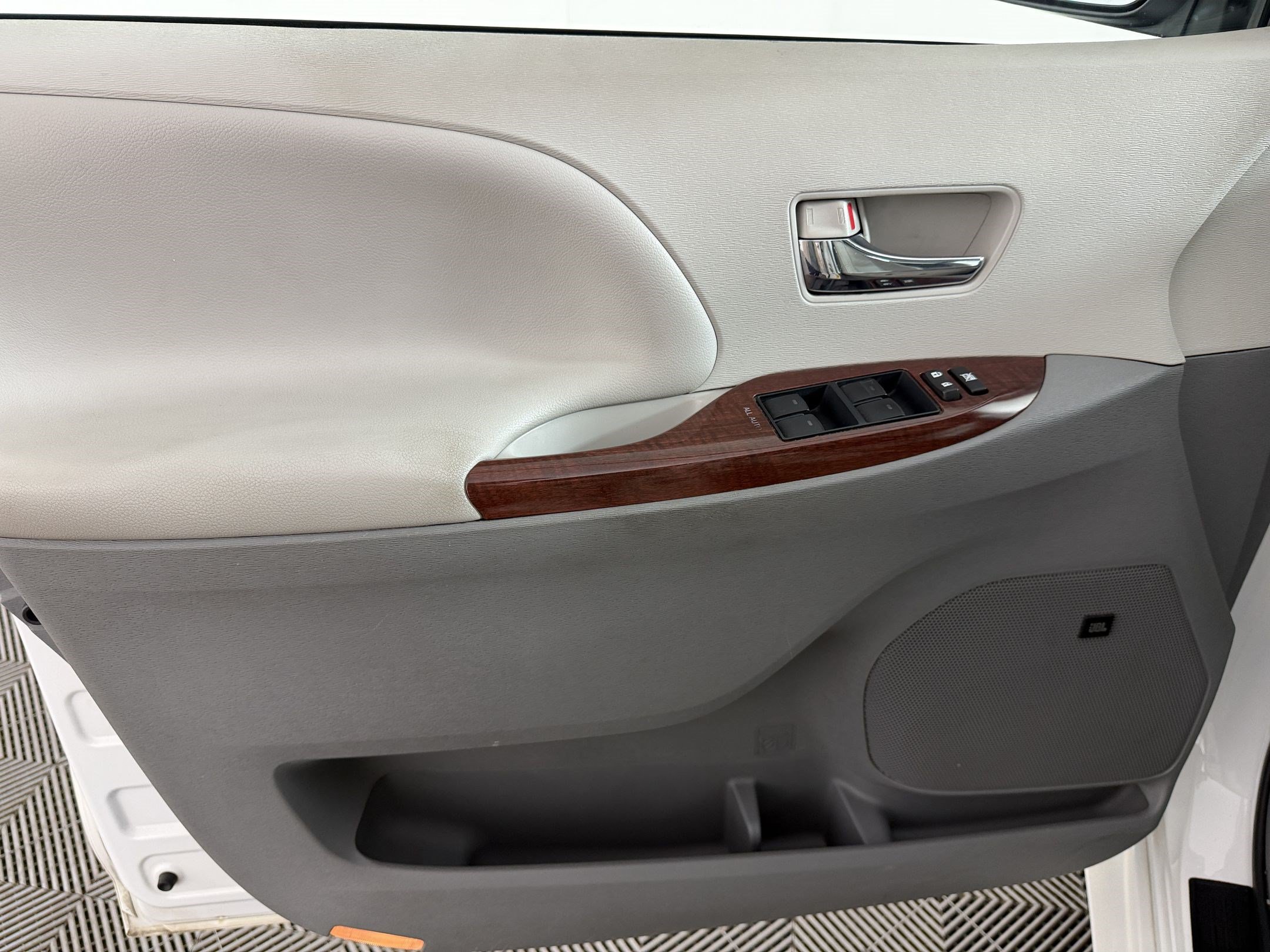 Used 2013 Toyota Sienna XLE w/ Premium Pkg AWD/4WD image 14