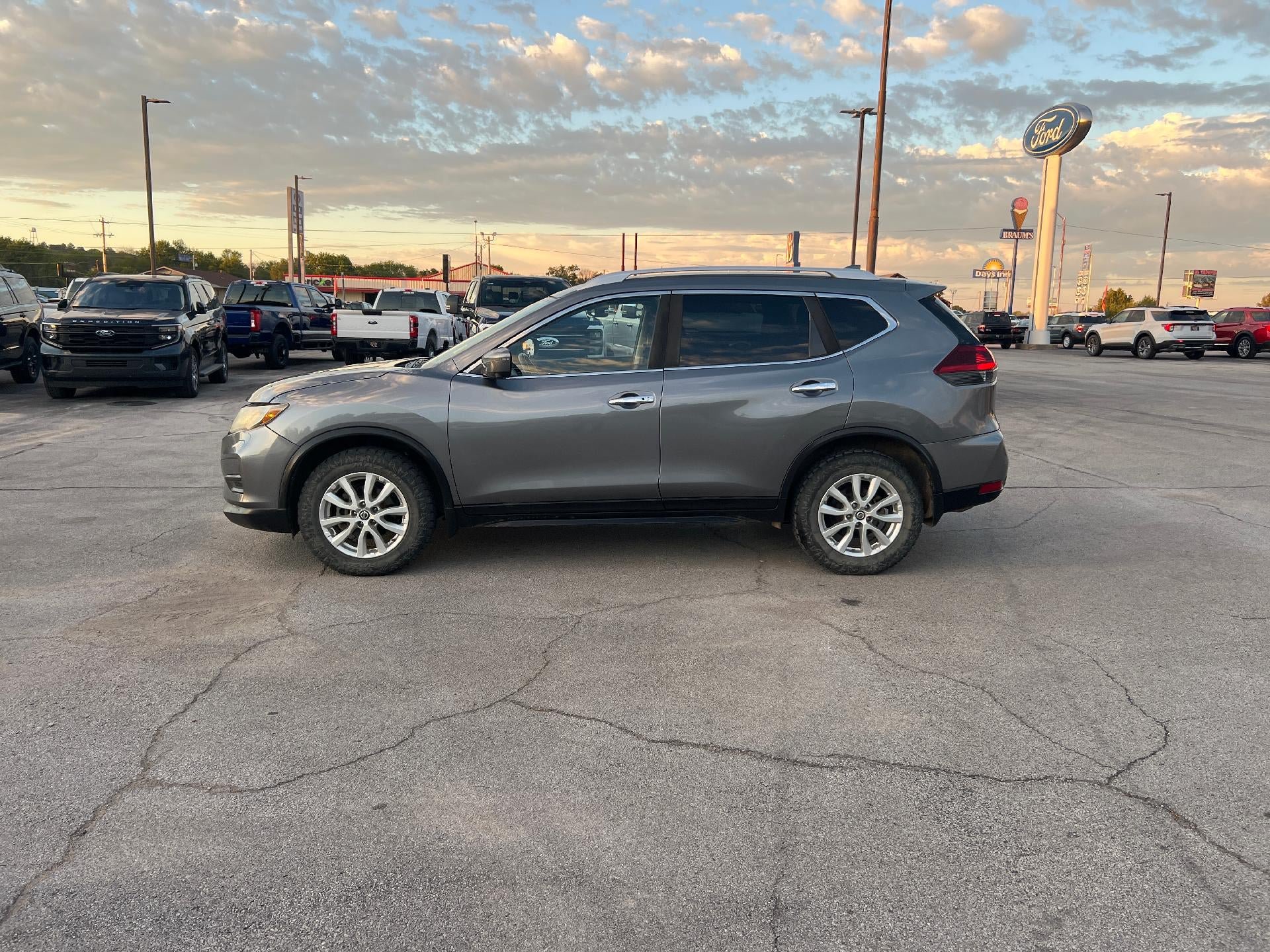 Used 2018 Nissan Rogue SV w/ Premium Package AWD/4WD image 5