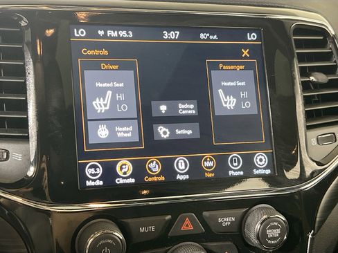 Used 2022 Jeep Grand Cherokee Laredo X image 19