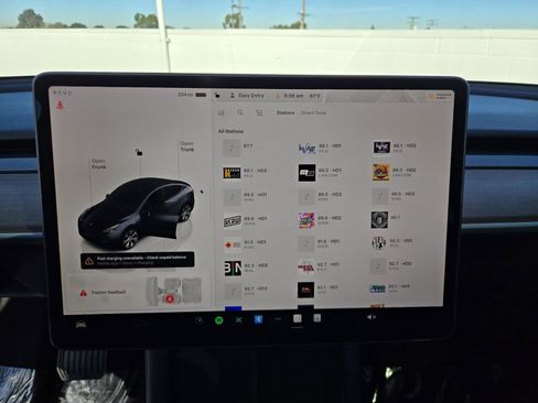 Used 2024 Tesla Model Y 2WD image 11