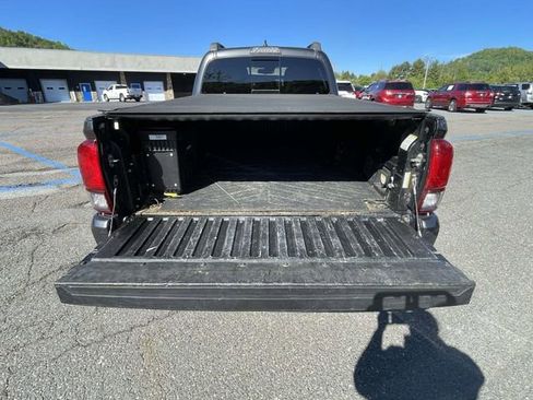 Used 2019 Toyota Tacoma TRD Off-Road w/ Technology Package AWD/4WD image 11
