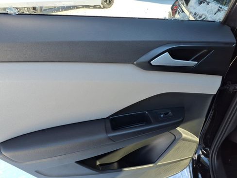 Used 2023 Volkswagen Taos SE image 8