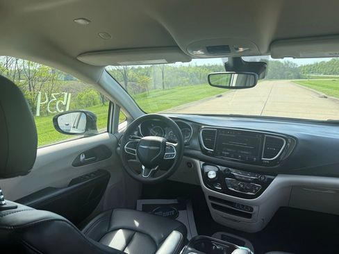 Used 2024 Chrysler Pacifica Touring-L FWD image 19