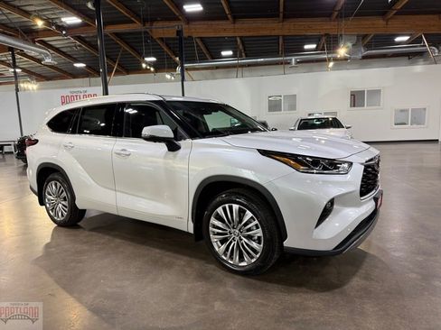 New 2026 Toyota Highlander Platinum image 1