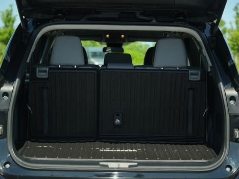 Used 2023 Toyota Highlander L FWD image 17