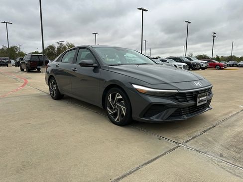 Used 2025 Hyundai Elantra Sport image 3