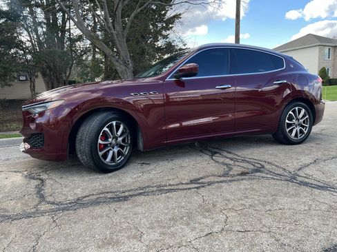 Used 2017 Maserati Levante w/ Luxury Package AWD/4WD image 16
