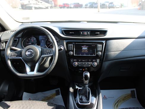 Used 2018 Nissan Rogue SV image 16