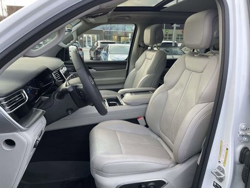 Used 2023 Jeep Wagoneer L Series III w/ Premium Group I image 10