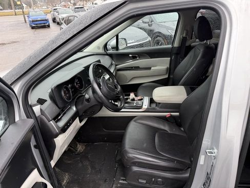 Certified 2023 Kia Carnival LX image 8