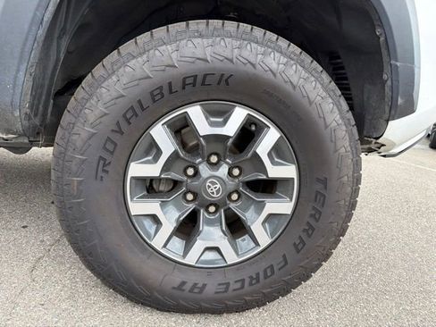 Used 2023 Toyota Tacoma TRD Off-Road w/ Advanced Technology Package AWD/4WD image 25