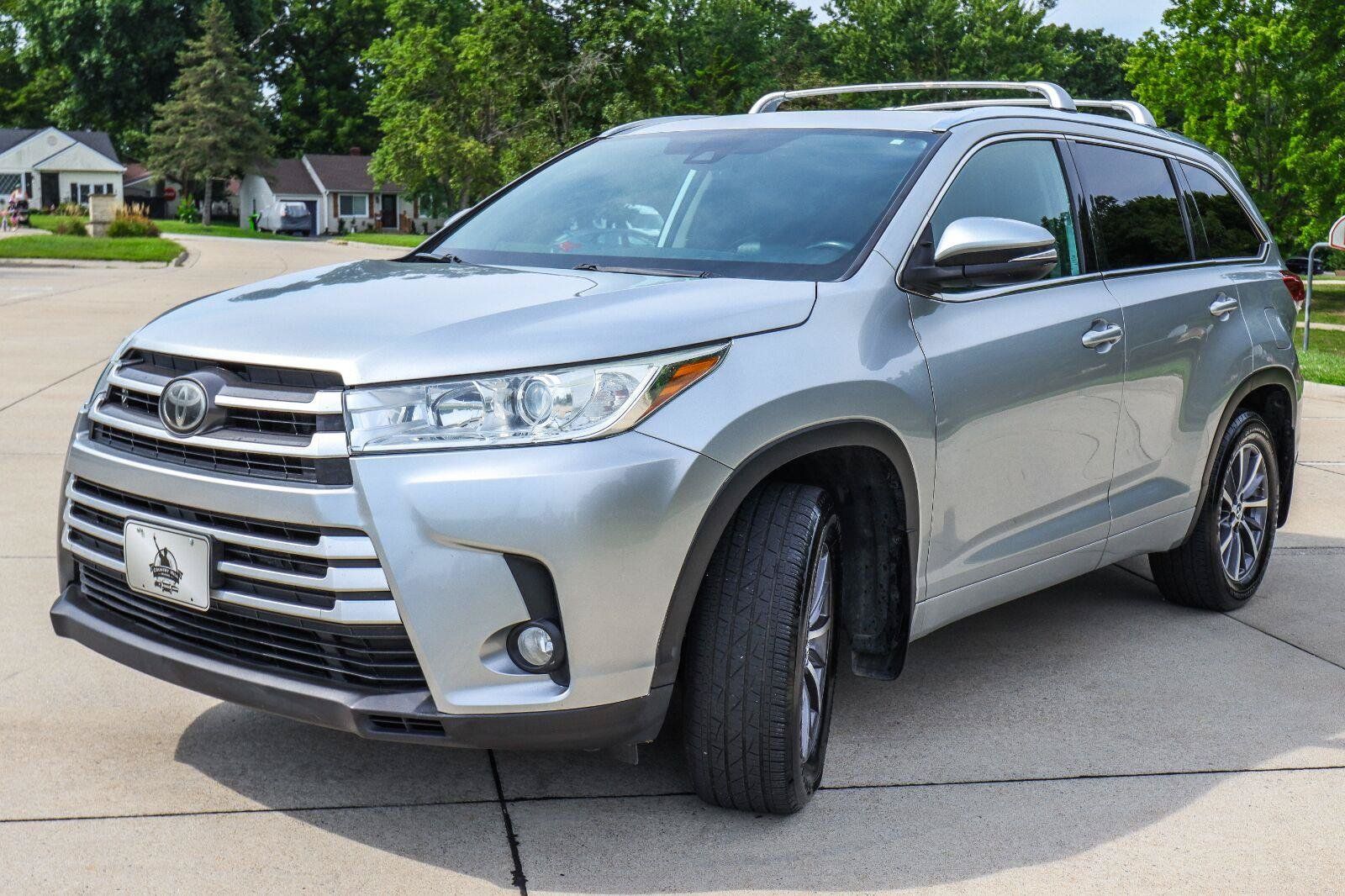 Used 2018 Toyota Highlander XLE AWD/4WD image 3