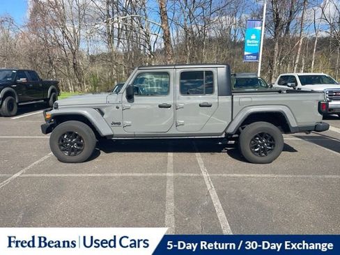Used 2023 Jeep Gladiator Sport image 4