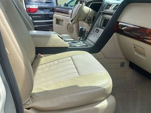 Used 2005 Lincoln Navigator Luxury AWD/4WD image 34
