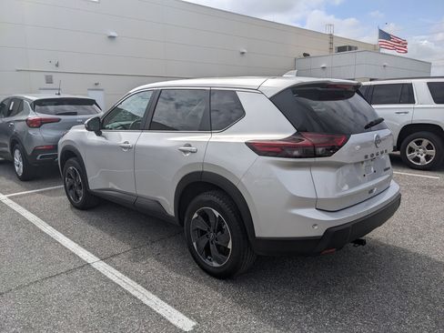 Used 2024 Nissan Rogue SV image 10