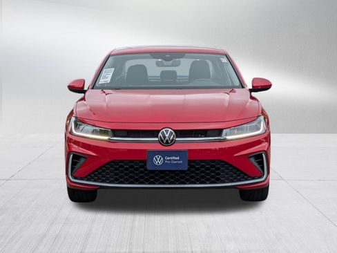 Used 2025 Volkswagen Jetta SE FWD image 2