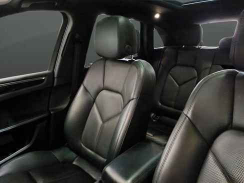 Used 2018 Porsche Macan w/ Premium Package image 23