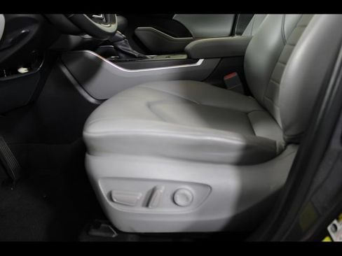Used 2023 Toyota Highlander XLE FWD image 18