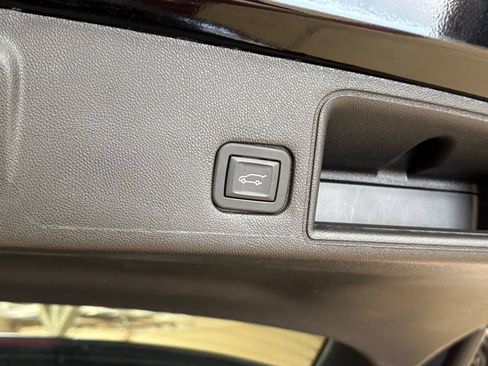 Used 2024 GMC Terrain SLT AWD/4WD image 19