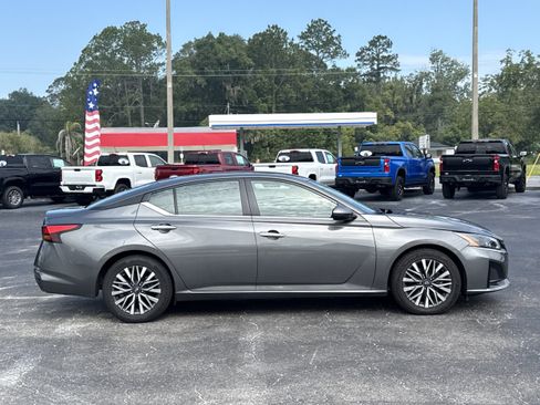 Used 2025 Nissan Altima 2.5 SV FWD image 9