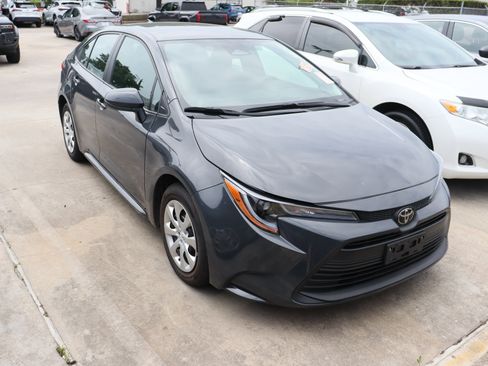 Used 2025 Toyota Corolla LE FWD image 2