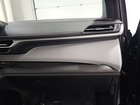 Used 2025 Toyota Sienna XSE FWD image 40