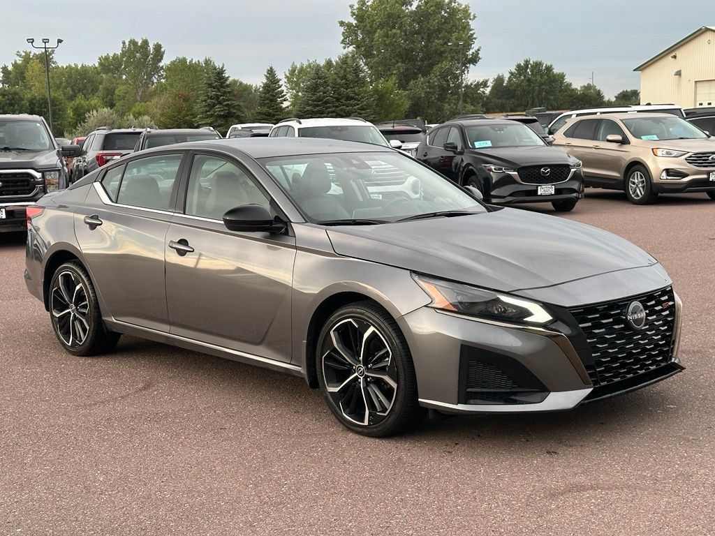 Used 2024 Nissan Altima 2.5 SR AWD/4WD image 7