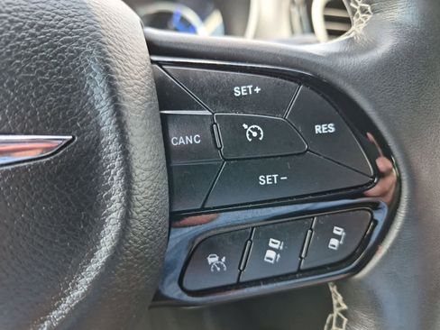 Used 2021 Chrysler Pacifica Touring-L w/ Uconnect Theater Family Group FWD image 25