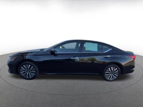Used 2025 Nissan Altima 2.5 SV FWD image 9