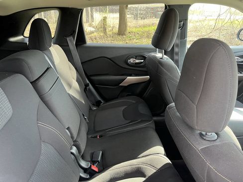 Used 2017 Jeep Cherokee Latitude w/ Safety/Convenience Group AWD/4WD image 29