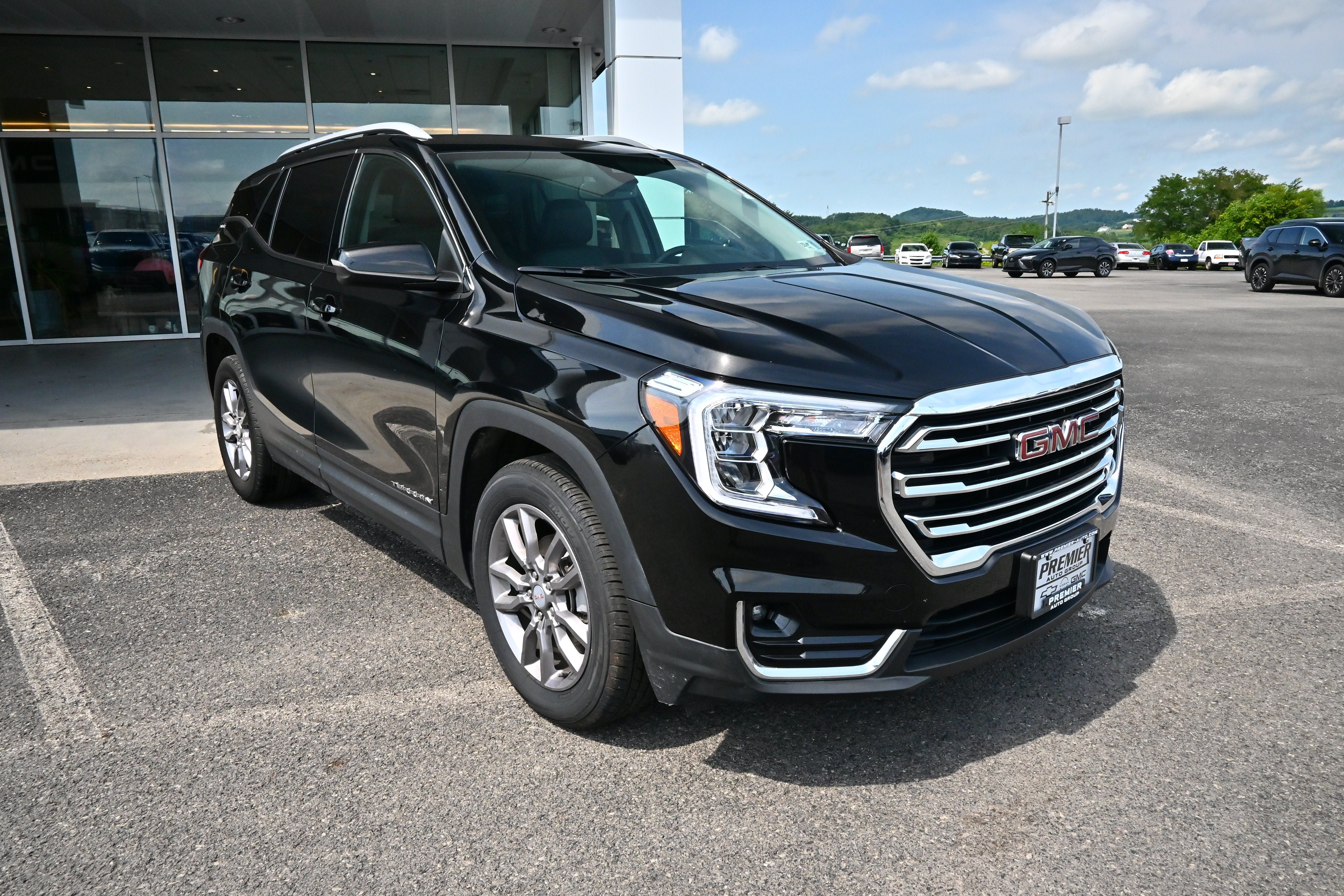 Used 2024 GMC Terrain SLT AWD/4WD image 2