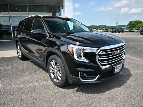 Used 2024 GMC Terrain SLT AWD/4WD image 2