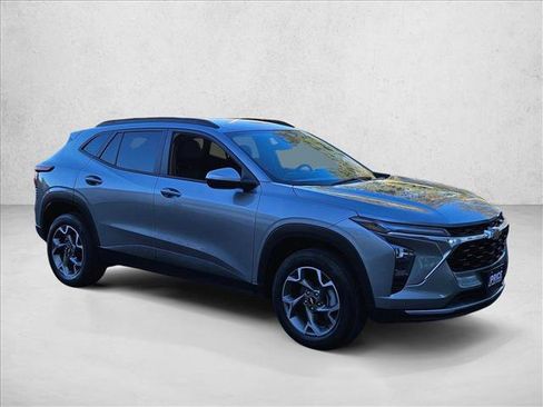 Used 2025 Chevrolet Trax LT FWD image 3