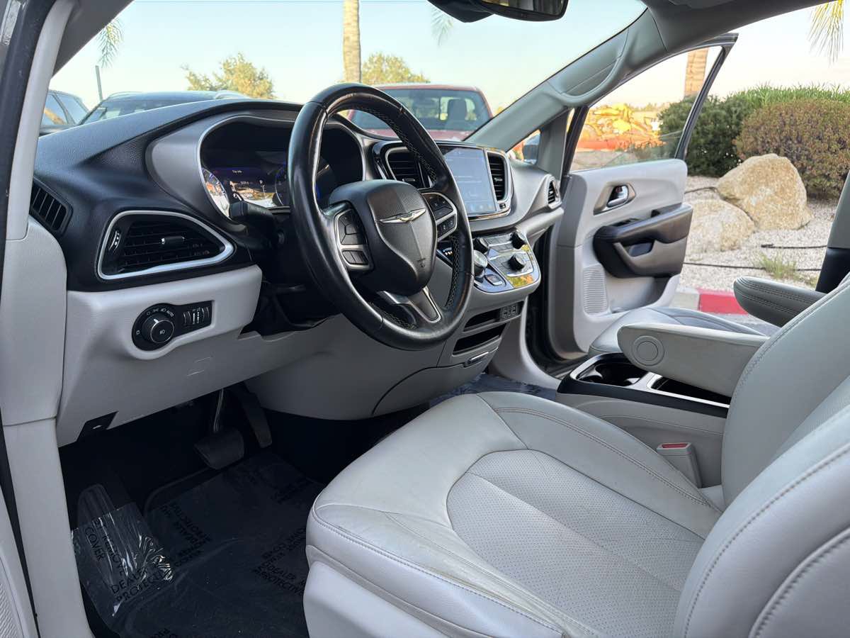 Used 2021 Chrysler Pacifica Touring-L FWD image 23
