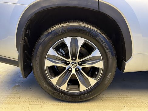 Used 2024 Toyota Highlander XLE image 9