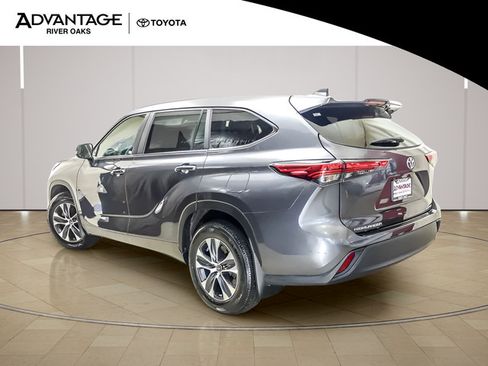 Used 2023 Toyota Highlander XLE AWD/4WD image 5