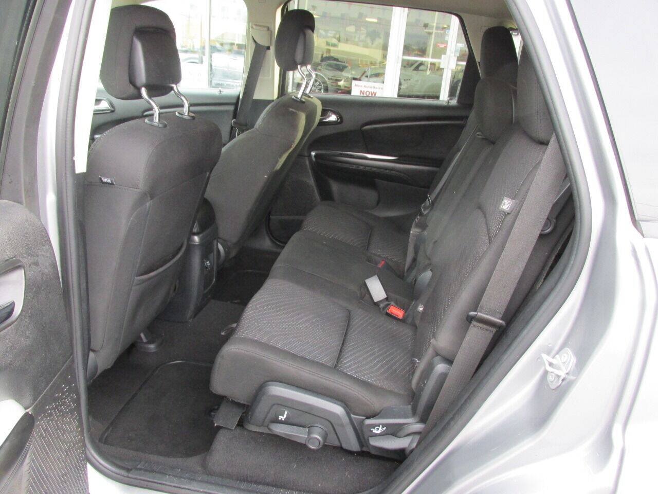 Used 2017 Dodge Journey SE w/ Flexible Seating Group FWD image 16