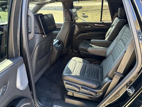 Used 2024 Cadillac Escalade Sport Platinum w/ LPO, ONYX Package image 19