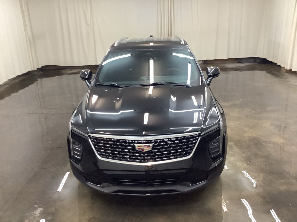 Used 2025 Cadillac XT4 Premium Luxury AWD/4WD image 2